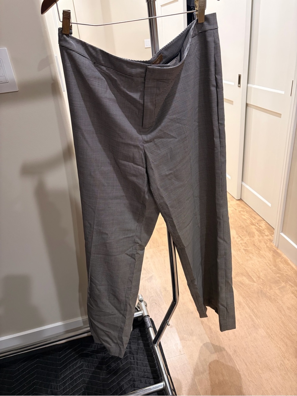 Women's Herringbone B/W trousers. Ellen Tracy.